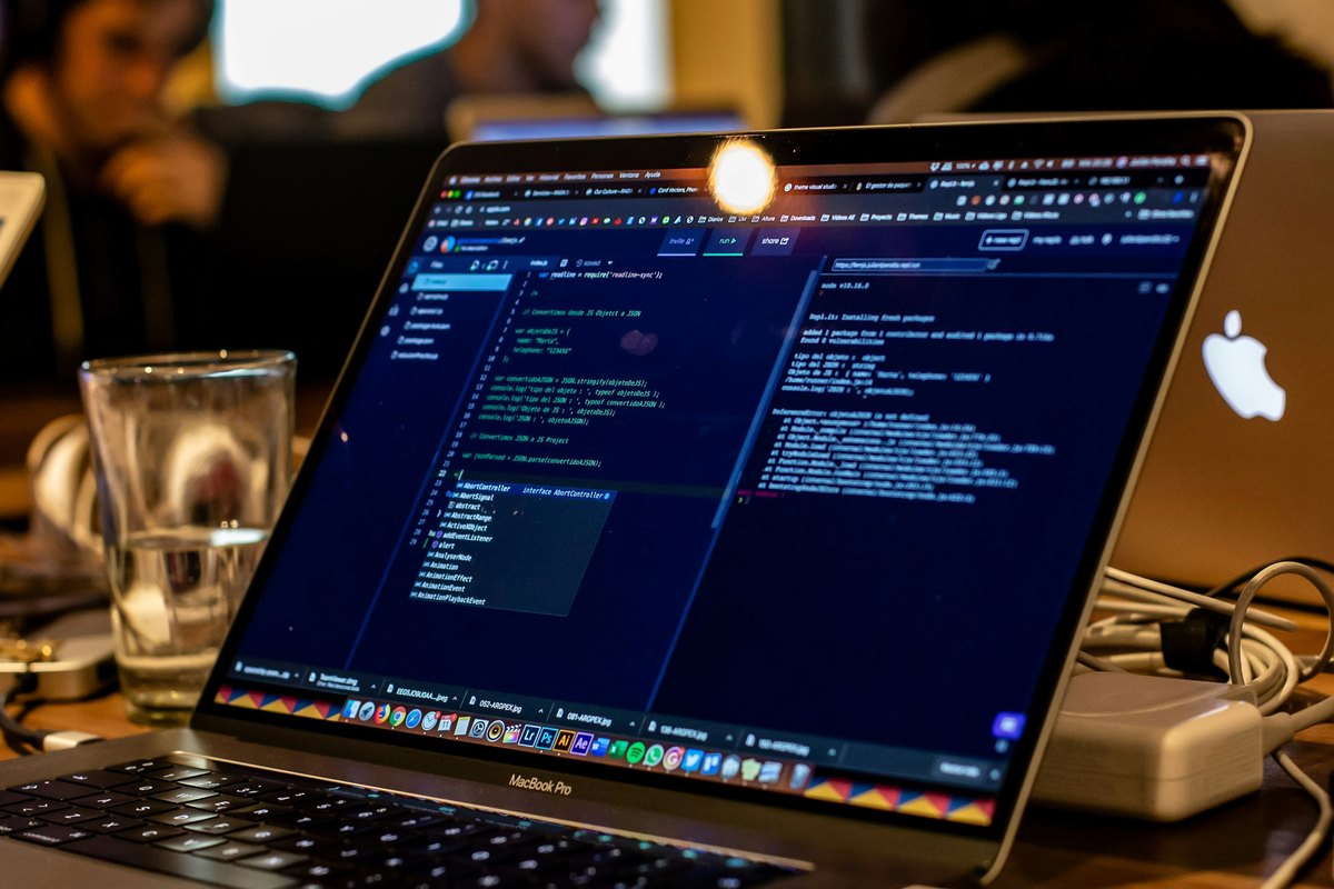 Profesionales trabajando con código y datos durante una sesión de desarrollo.