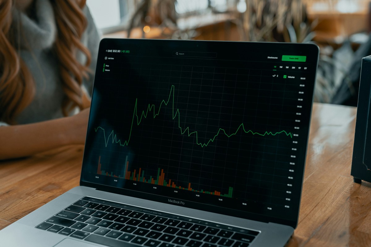Análisis de portafolios de inversión en tiempo real sobre una laptop.